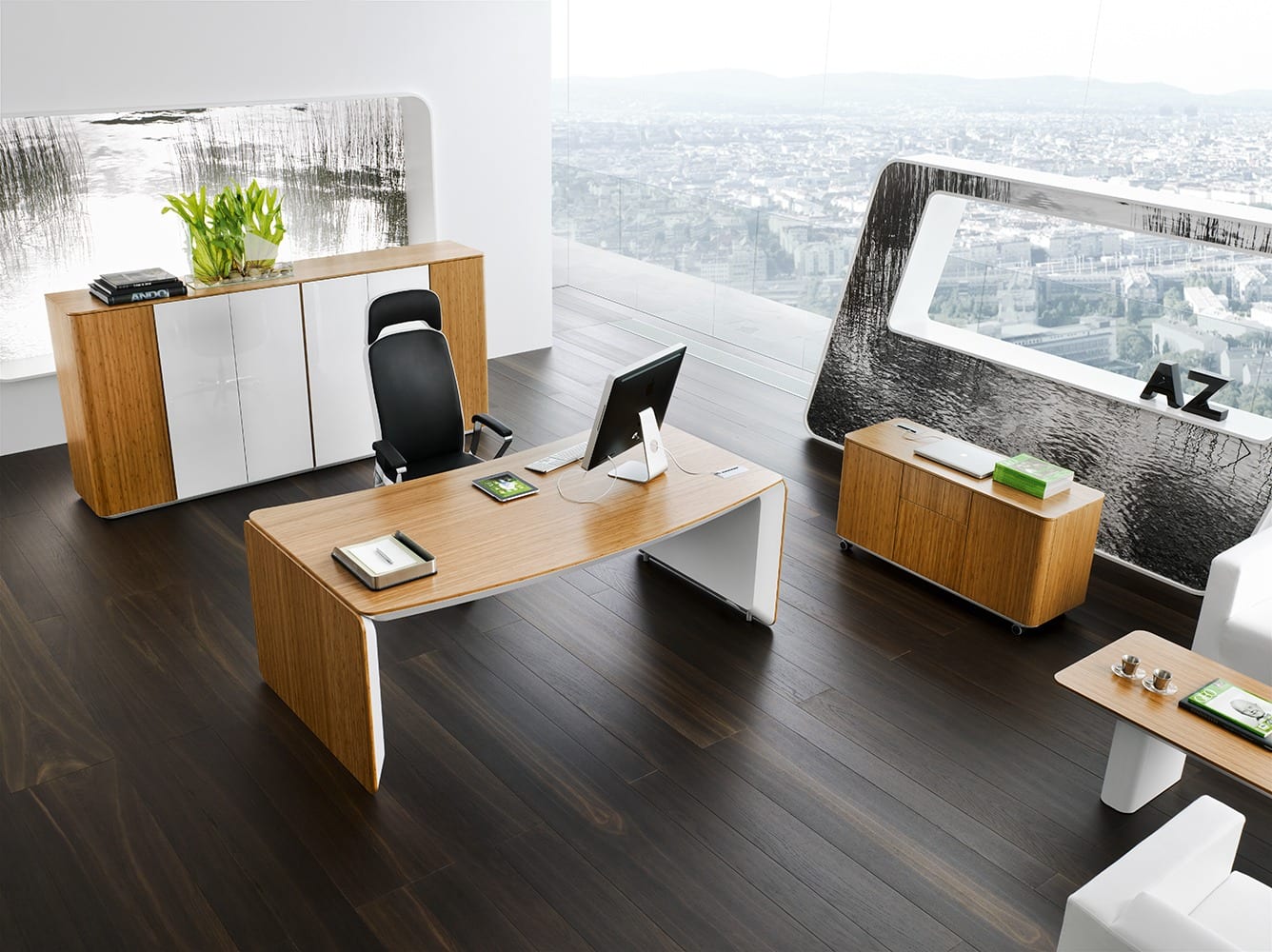 Bureau de direction en bois clair avec fauteuil noir et vue panoramique sur la ville — CAP OFFICE