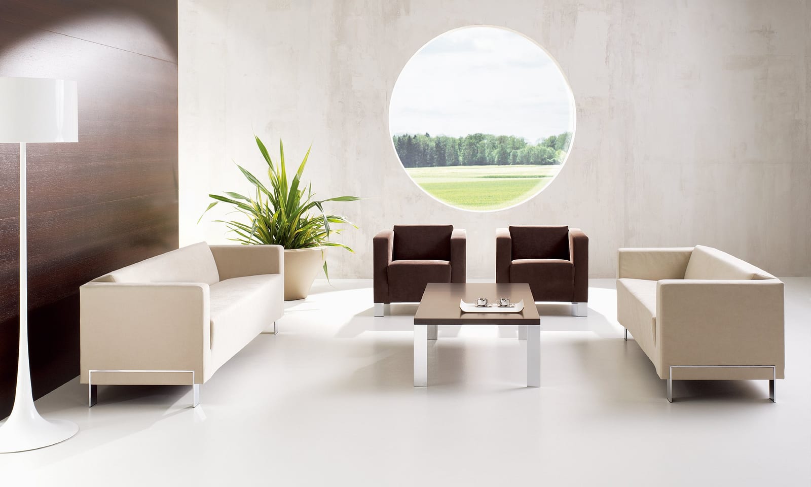 Espace d'accueil avec canapés beiges, fauteuils et table basse — CAP OFFICE